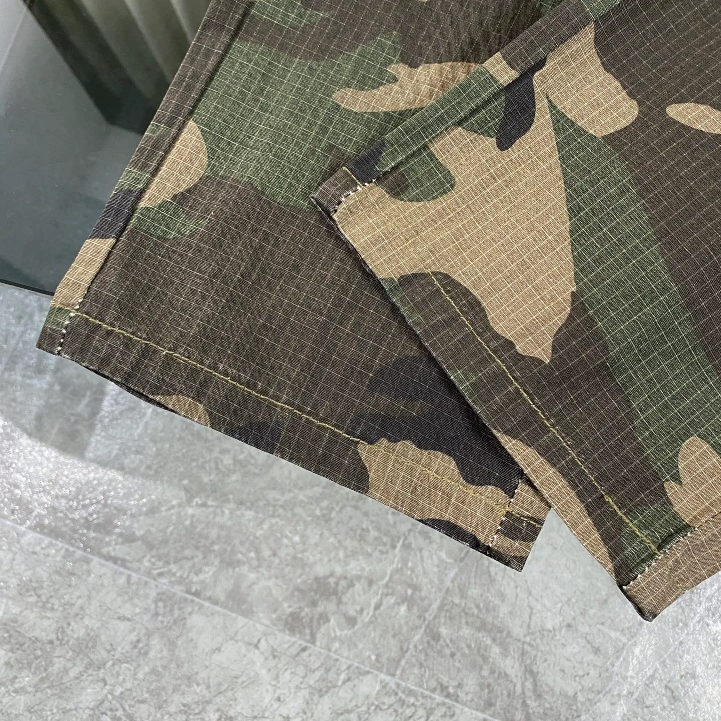 P280 CH Chromehearts camouflage work jeans, priced at 34W level, patchwork cross pattern embellishment, washed jeans! ! An absolutely high-end luxury product, a 1.9W-level god-level single product, a super popular product, made by top heavy industry, a magic weapon that cannot be missed! [About Zangyin] This is an extremely luxurious fashion brand that can also be called the aristocracy of the high street. It has always been an exclusive brand for some hipsters or rich second generations. Compared with ordinary high streets, it is more luxurious and noble. Compared with luxury brands, it is more fashionable and individual. It has always been a brand that I have a special liking for. [Top heavy industry fashion design] Consistently high-street luxury style. Speaking of this style, the Zangyin family and GU family are definitely the leading representative brands. Especially the Zangyin family has really achieved a state-of-the-art effect in creating high-street style. The unique washed material is used to create this style. The color system is already quite eye-catching. After it is decorated with patchwork cross flowers, it cleverly highlights the charm of the brand. Secondly, this style uses classic The high-waist cutting design highlights the long legs and fashionable temperament of the upper body. The brand is highly recognizable and the slim fit configuration is more suitable for daily wear. It is a product that interprets personality, fashion, and specifications at a glance. This single product is enough to make any fan excited. It can be a white T-shirt for a youthful college style, or a tight suspender for a royal style. It has strong matching ability and can be easily controlled by men.  [Materials and craftsmanship] Needless to say, this point goes without saying. As an excellent craftsman brand, Zangyin’s requirements for details and craftsmanship are really perfect. The washed color of this model has gone through so many processes, not to mention the embellishment of denim appliques. It is also purely hand-made and sewn. Just like what they believe in, only hand-made things have soul and have the meaning of wear. A top-notch heavy-duty fashionable denim item, I look forward to your perfect interpretation! !  Color: Camouflage Size: 28-36